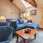 Апартаменты Hollins Farm Barn