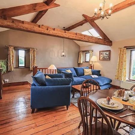 Апартаменты Hollins Farm Barn *