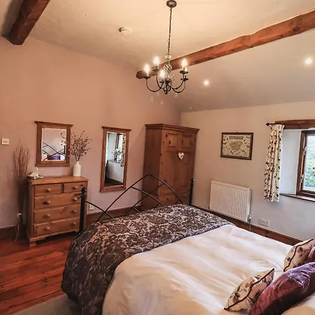 Апартаменты Hollins Farm Barn *